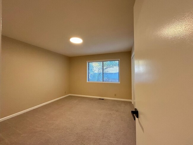 Building Photo - Serene 2 Bed, 2 Bath Updated Hidden Gem!