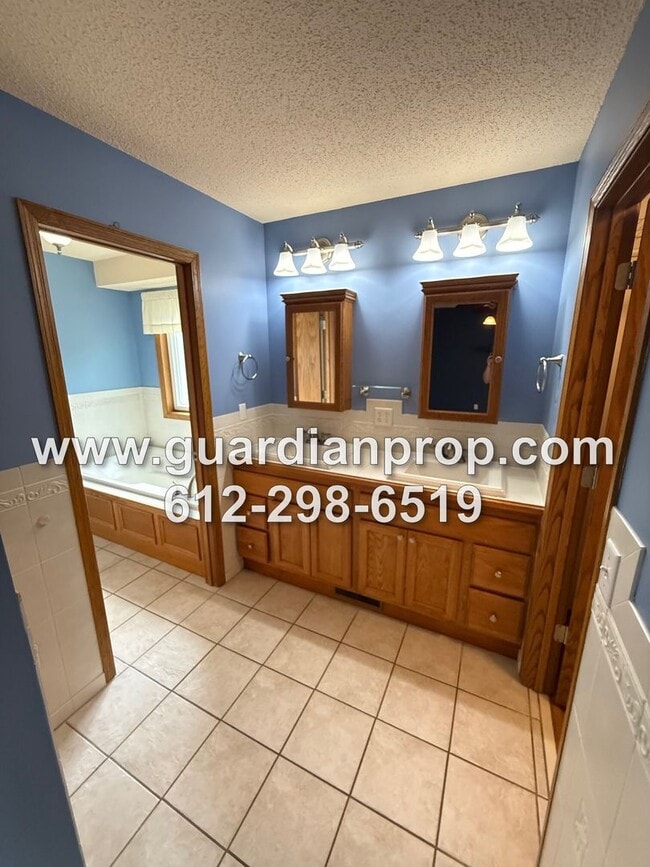 Building Photo - Maplewood House Available Now, Open Floor ...