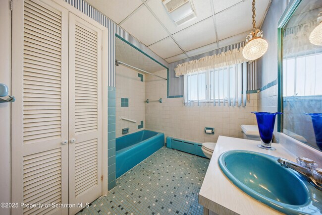 Building Photo - 612 Philo St