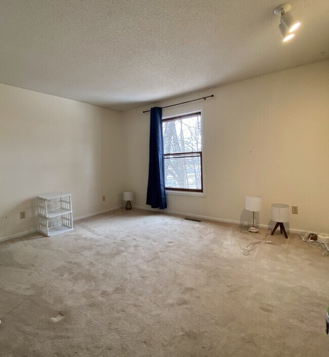 Building Photo - 2BR/2BA Plymouth Condo Available