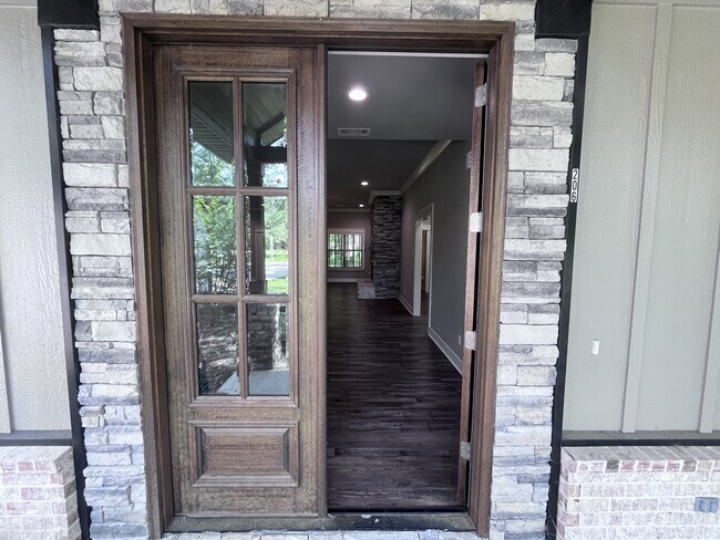 Building Photo - 206 Bridgewood Dr