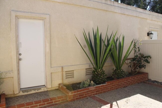 Building Photo - 3Bed/2.5Bath Townhome off Poinsettia!~ Briarwood