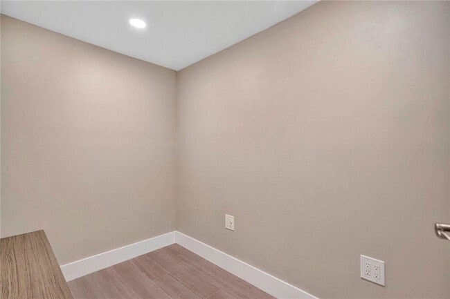 Building Photo - 3051 S Palm Aire Dr