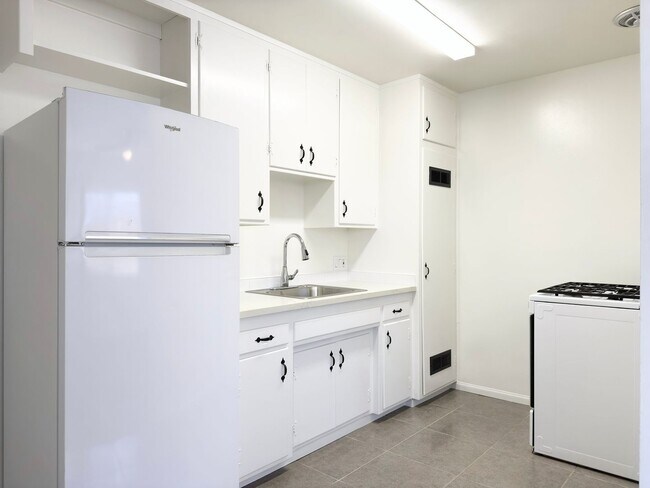 Building Photo - Single level duplex a block to the beach!