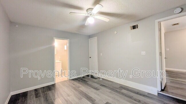 Building Photo - 4527 Versailles Dr