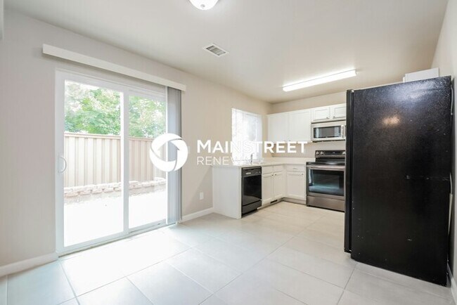 Building Photo - 4 Bedroom Pet-Friendly Home in Denver, CO with Main Street Renewal