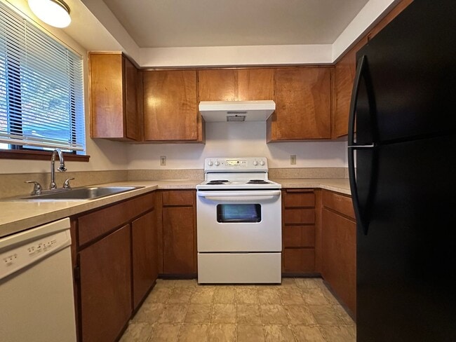 Building Photo - Charming 2 Bedroom Duplex with Spacious Yard in Gresham!