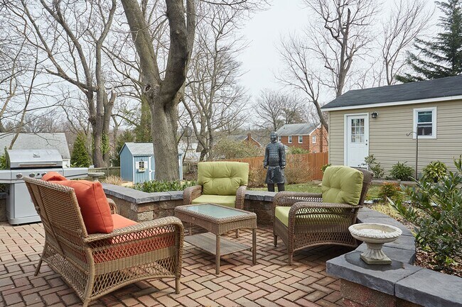 Building Photo - Silver Spring splendor with yard care INCL...