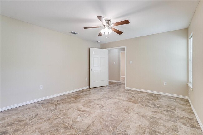 Building Photo - 2111 E Lott Ave