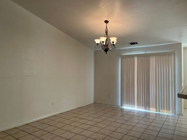Building Photo - 3 bedroom, 2 bathroom in Apple Valley!