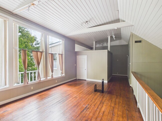 Building Photo - Charming 2BR/2BA with incredible storage in Fredericksburg, TX!