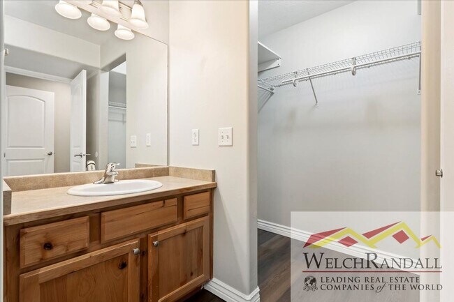 Building Photo - Stylish 3-Bed, 2-Bath Condo in the Heart o...