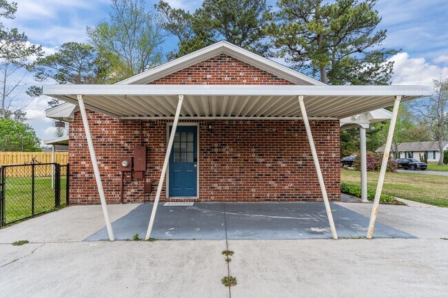 Building Photo - Pet-Friendly | Large Fenced Yard in North Wilmington
