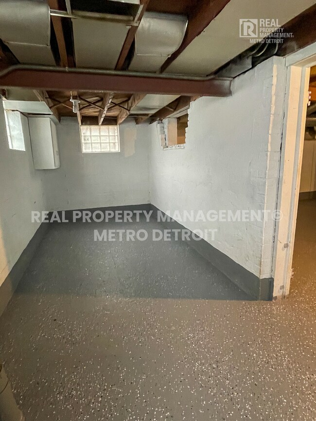 Building Photo - UPDATED TRADITIONAL COLONIAL