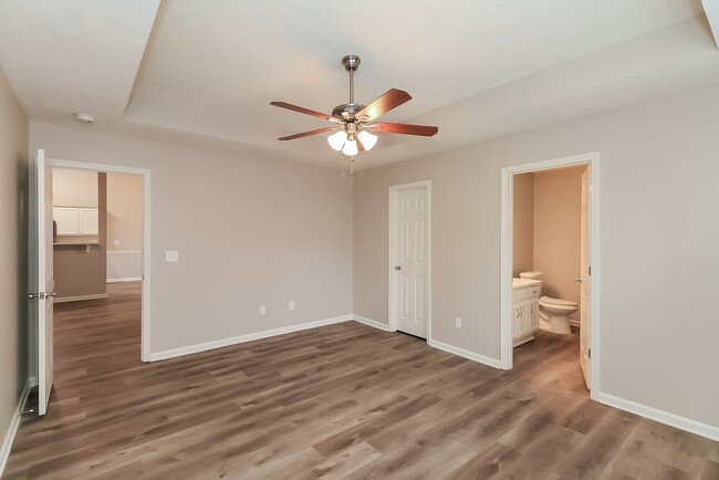 Building Photo - 1500 Logan Ln