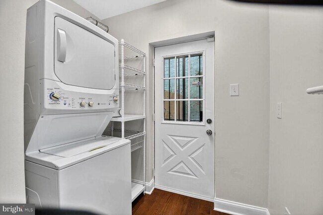 Building Photo - 1027 6th St NE