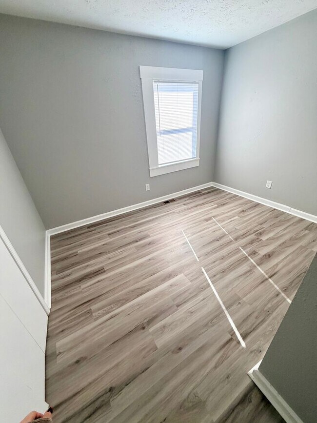 Building Photo - 2472 Woodhill Dr