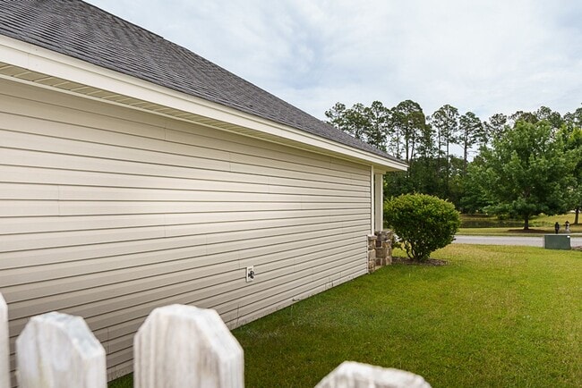 Building Photo - Three Bedroom House with Gated Backyard