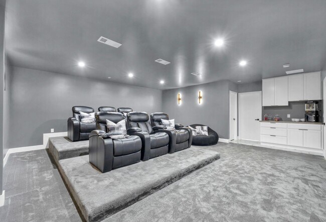 Building Photo - Meticulously renovated single-story contem...