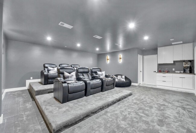 Building Photo - Meticulously renovated single-story contemporary estate