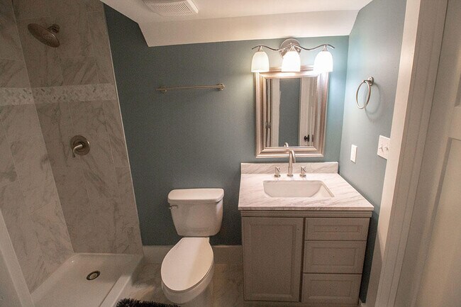 Building Photo - 3104 Oak Lawn Dr