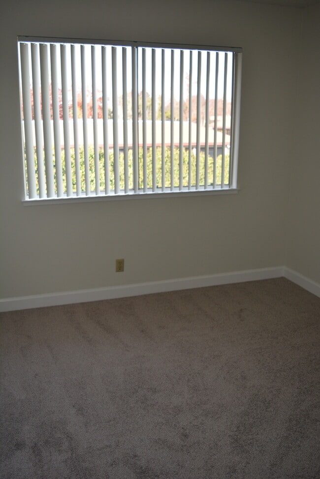 Building Photo - UPSTAIRS 2 BEDROOM UNIT IN A 4PLEX AT HAMILTON DOWNS