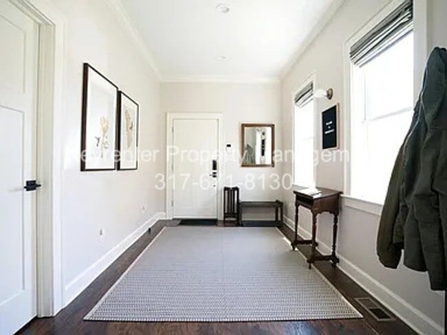 Building Photo - Modern Bungalow walking distance to Fountain Square!