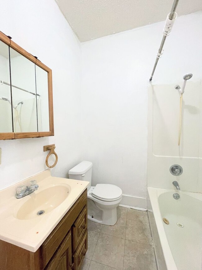 Building Photo - Two Bedroom Home in Quiet Neighborhood