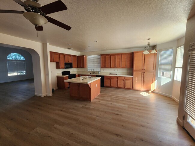 Building Photo - Beautiful 5 bed/4 bath home in Santa Nella!