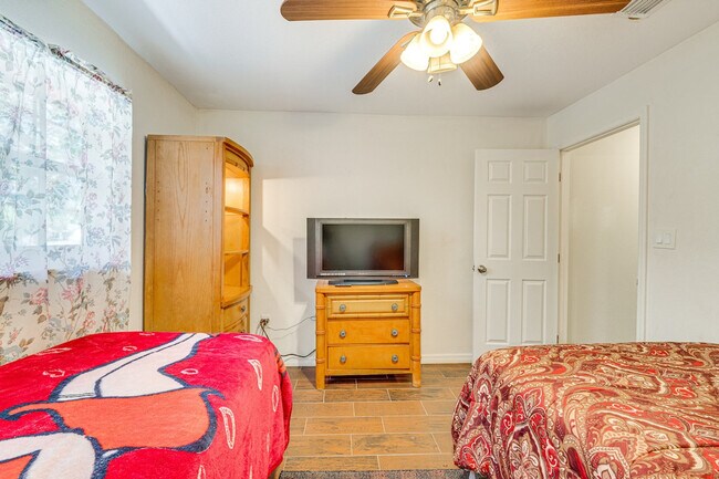 Building Photo - 281 W 18th St