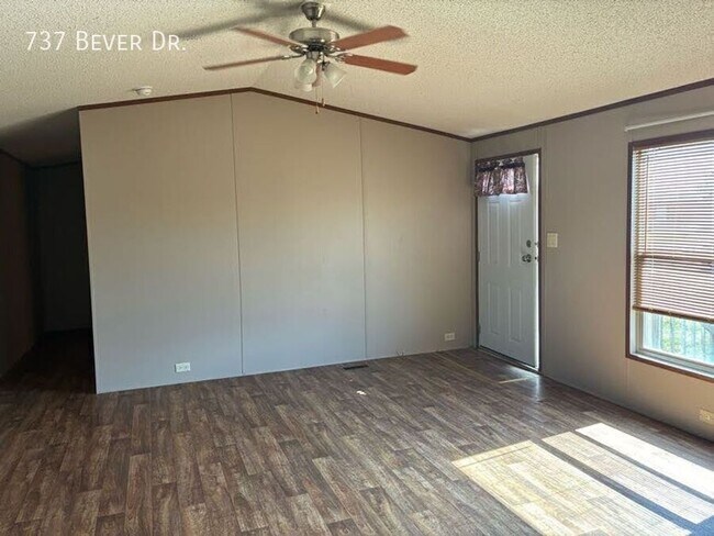 Building Photo - 737 W Bever Dr