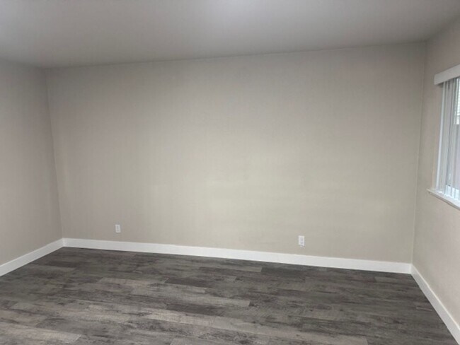Building Photo - Beautifully updated 2-bedroom, 2-bathroom ...