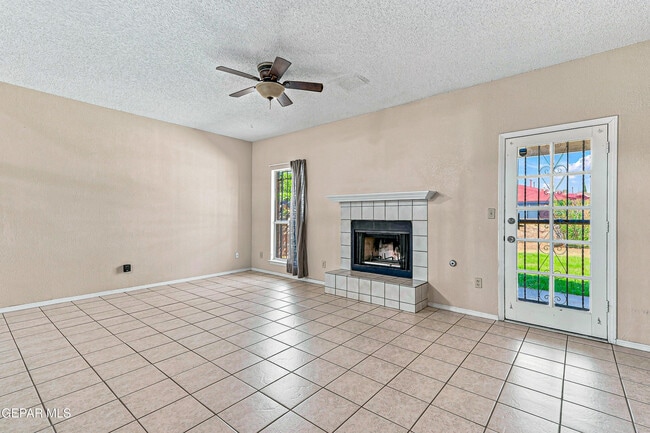 Building Photo - 4645 Loma De Plata Dr