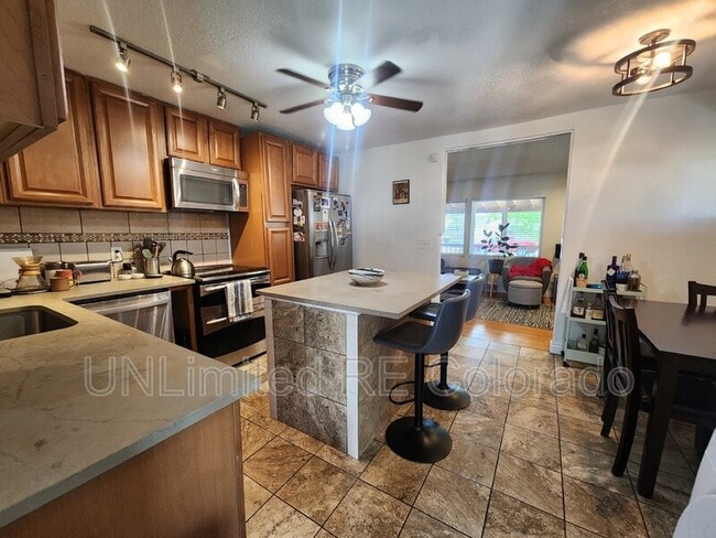 Building Photo - 945 N Paris St