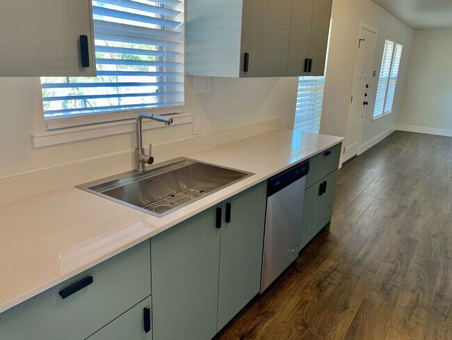 Building Photo - Remodeled & Stunning 2/1 Duplex in South A...