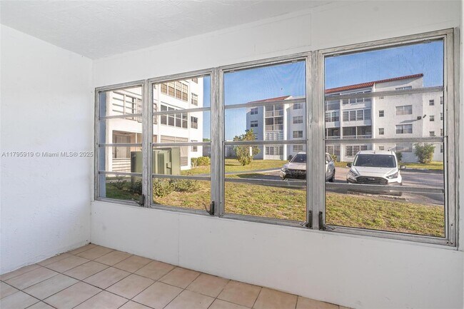 Building Photo - 2860 Somerset Dr