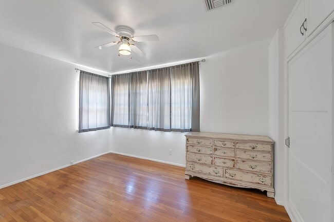Building Photo - Great 3 Bedroom Home with Large Lot and NO...