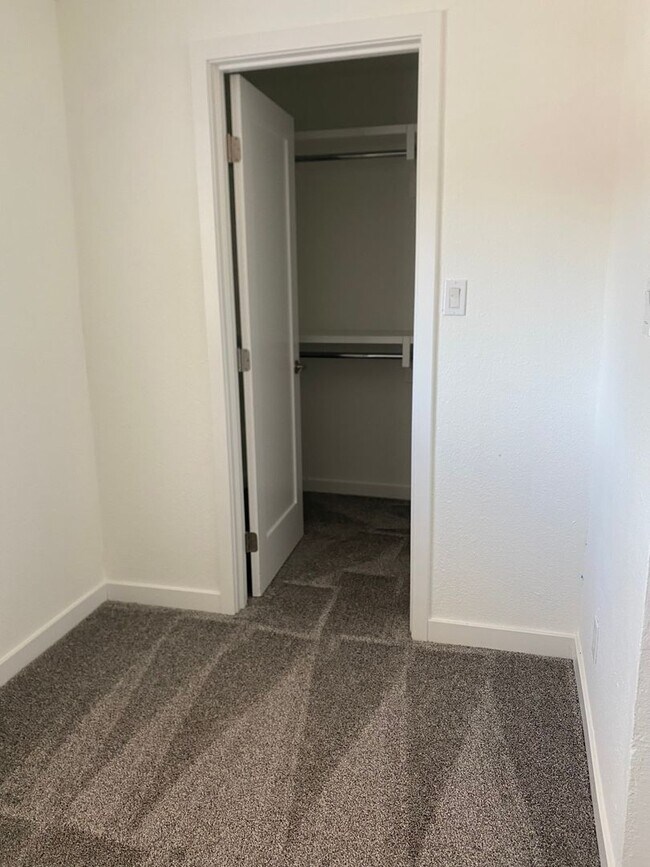 Building Photo - Louise