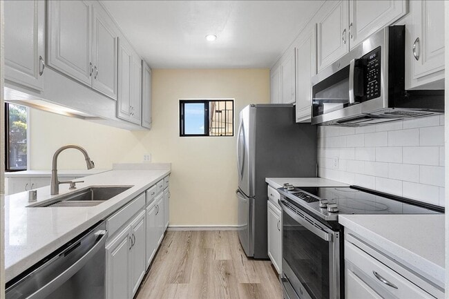 Building Photo - 2101 Shore Line Dr