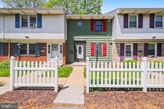 Building Photo - 933 E Maple St