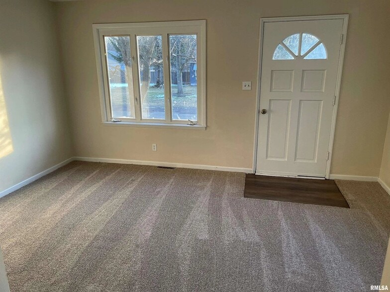 Building Photo - 2211 N Flora Ave