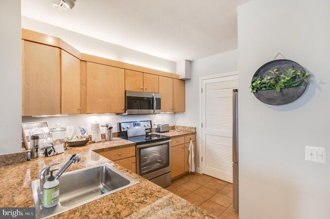 Building Photo - 616 E Street NW Unit 321