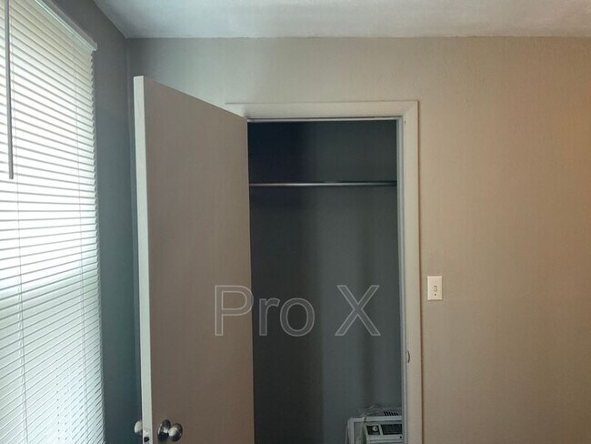 Building Photo - 304 E Park St