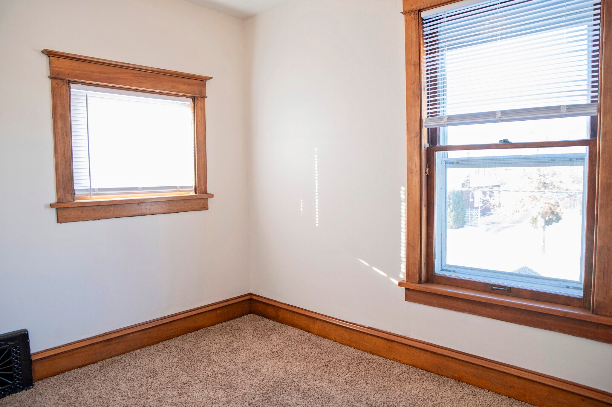 Building Photo - 609 5th Ave