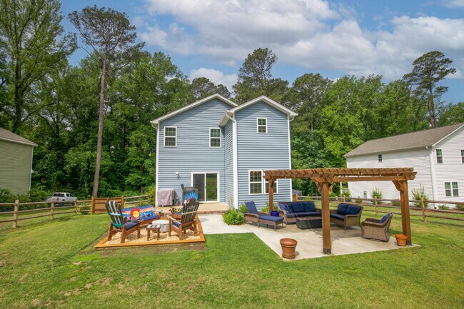Building Photo - Charming 3-bedroom, 2.5-bath home nestled in the heart of Carthage