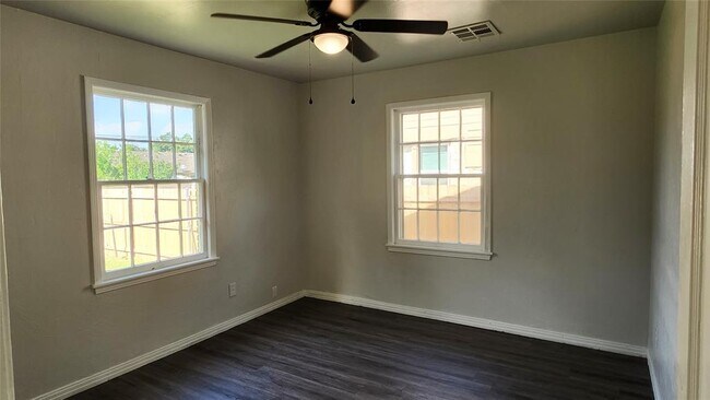 Building Photo - 1833 Westchester Dr