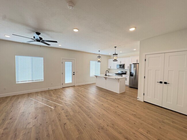 Building Photo - Brand New Home Avalible