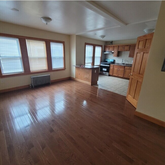 Building Photo - 742 River St