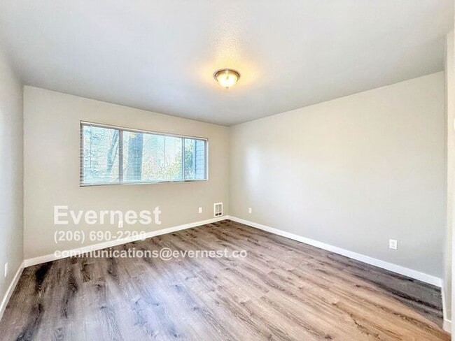 Building Photo - 3-Bedroom, 2-Bath Home in Convenient Locat...