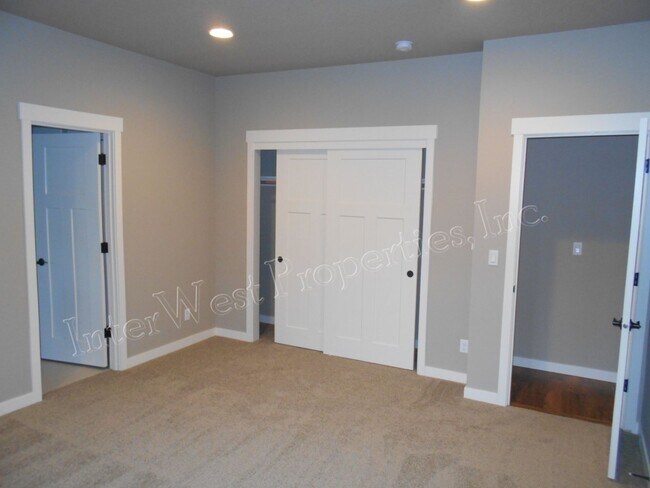 Building Photo - 3+ BED 2.5BA TIGARD HOME WITH DEN, SOAKER ...
